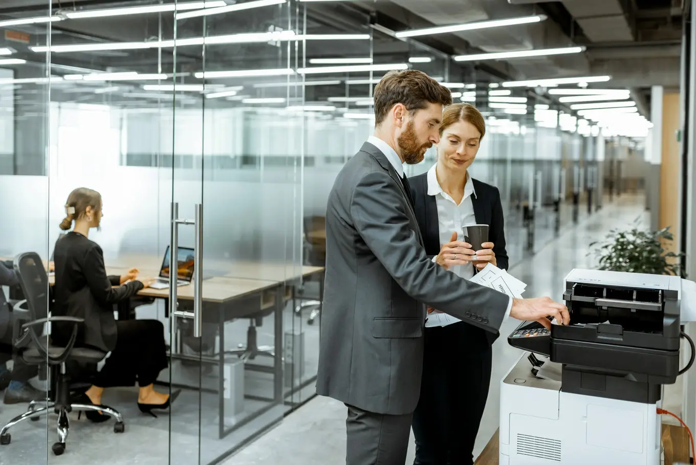 pracownicy przy kopiarce biurowej